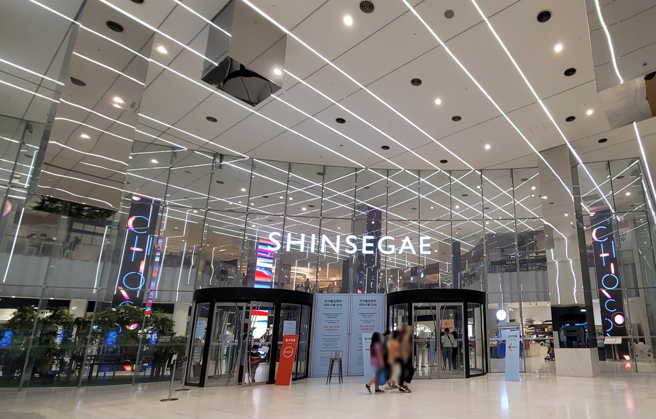 30일 부산 해운대구에 있는 신세계백화점 센텀시티점 출입구 모습. 이 백화점 내 한 명품 매장 직원들이 잇따라 신종 코로나바이러스 감염증(코로나19)에 확진되는 일이 벌어져 해당 매장이 임시 휴업에 들어갔다. [연합]