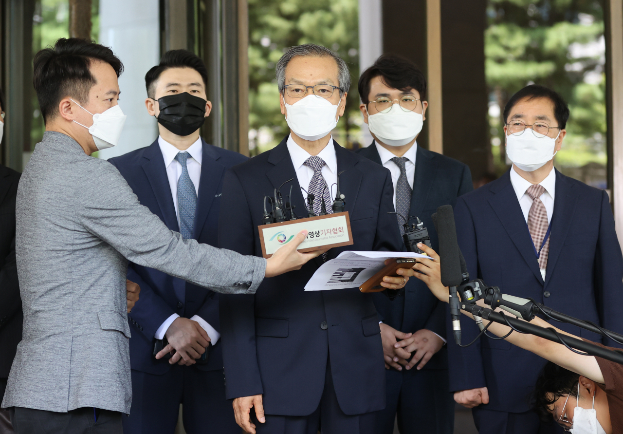 허익범 특검이 21일 오전 서울 서초구 대법원에서 법정을 나서며 미리 준비한 입장문을 읽고 있다. [연합]