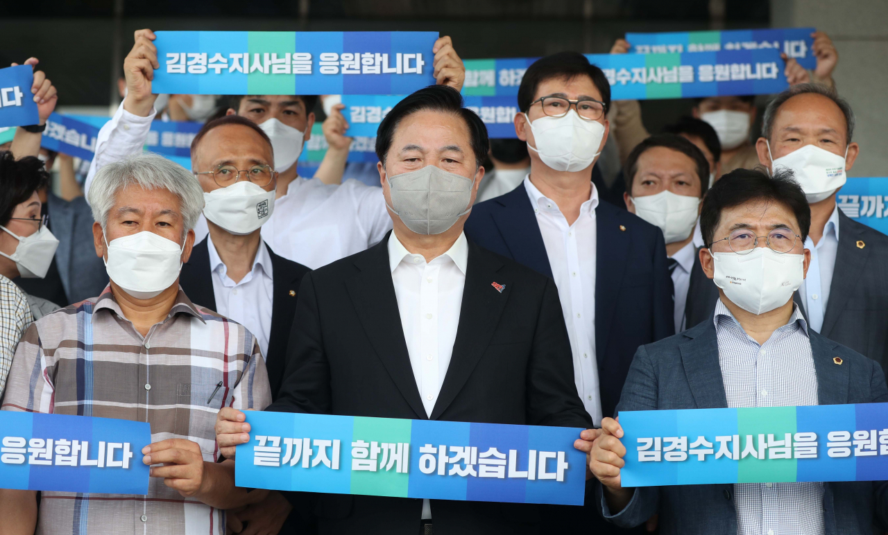 김두관 의원이 21일 오전 경남도청을 찾아 '끝까지 함께 하겠습니다'라는 손팻말을 들고 김경수 지사를 응원하고 있다. [연합]