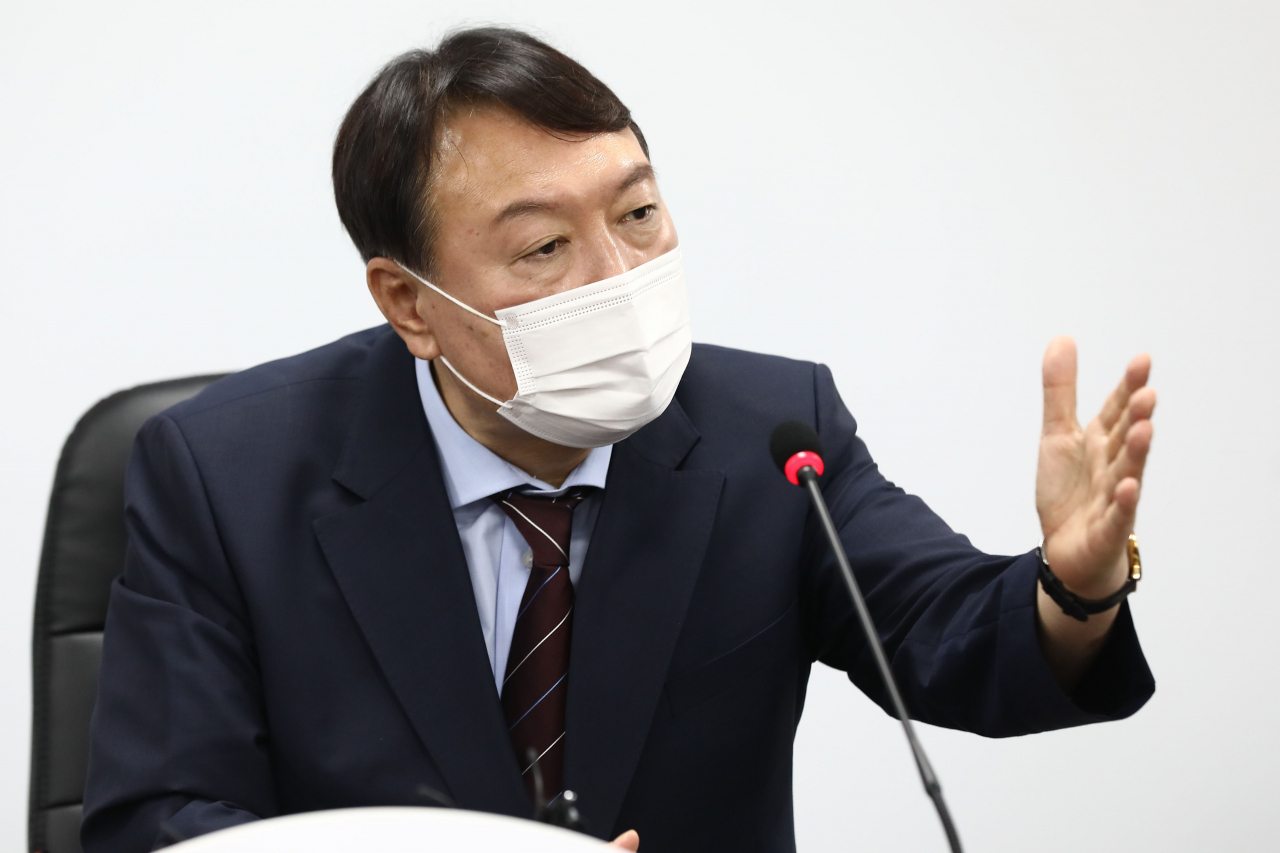 윤석열 대선 예비후보가 30일 오후 서울 여의도 국민의힘 당사에서 입당원서를 제출한 뒤 가진 기자회견에서 취재진들의 질문에 답하고 있다. [연합]