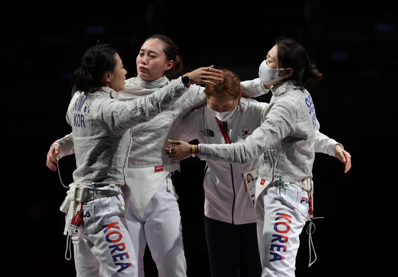 한국 여자 펜싱 샤브르 대표팀(김지연, 윤지수, 최수연, 서지연)이 31일 일본 마쿠하리메세홀에서 열린 도쿄올림픽 펜싱 여자 샤브르 단체 동메달 결정전 이탈리와 경기에서 승리한 뒤 기뻐하고 있다. 올림픽 여자 사브르 단체 종목에서 한국 대표팀이 메달을 딴 것은 이번이 처음이다. 연합뉴스