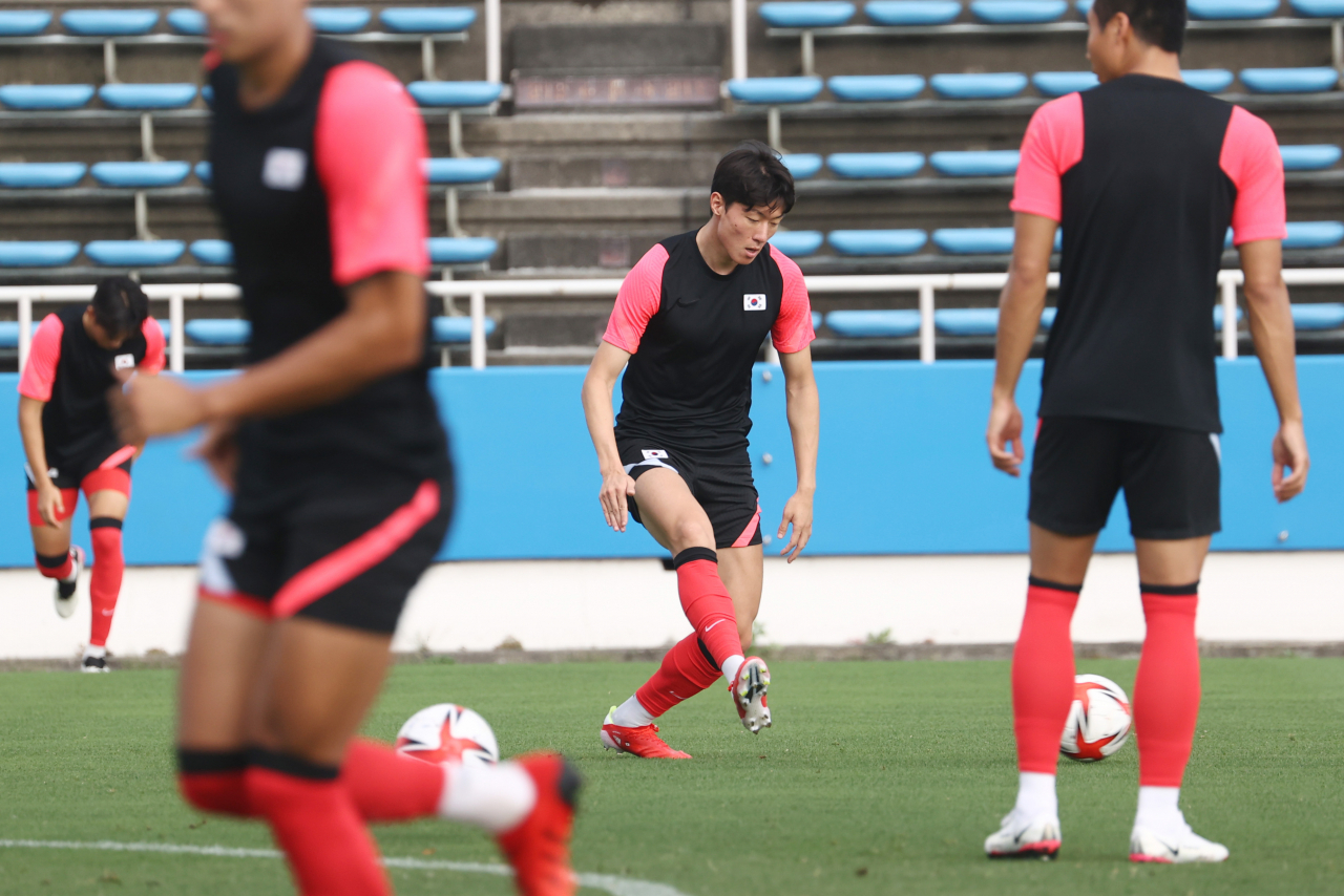 30일 도쿄올림픽 남자 축구 멕시코의 8강전을 하루 앞둔 한국 황의조 등 선수들이 요코하마 미쭈자와 훈련장에서 훈련을 하고 있다. 연합뉴스