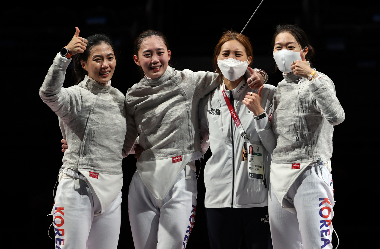 한국 여자 펜싱 샤브르 대표팀이 31일 일본 마쿠하리메세홀에서 열린 도쿄올림픽 펜싱 여자 샤브르 단체 동메달 결정전 이탈리와 경기에서 승리한 뒤 기뻐하고 있다. [연합]