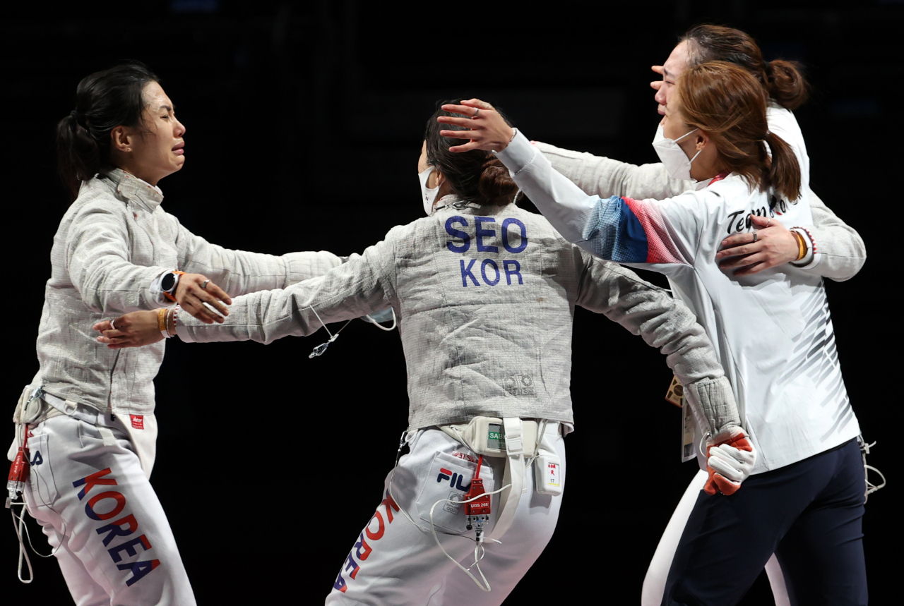 한국 여자 펜싱 사브르 대표팀(김지연, 윤지수, 최수연, 서지연)이 31일 일본 마쿠하리메세홀에서 열린 도쿄올림픽 펜싱 여자 사브르 단체 동메달 결정전 이탈리와 경기에서 승리한 뒤 기뻐하고 있다. 올림픽 여자 사브르 단체 종목에서 한국 대표팀이 메달을 딴 것은 이번이 처음이다.[연합]
