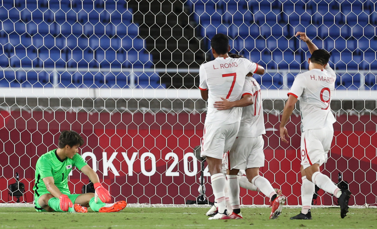 31일 요코하마 국제경기장에서 열린 도쿄올림픽 남자축구 8강전 대한민국과 멕시코의 경기. 멕시코 코르도바에게 5번째 골을 허용한뒤 골키퍼 송범근이 허탈한 표정으로 주저앉아 있다. 연합뉴스