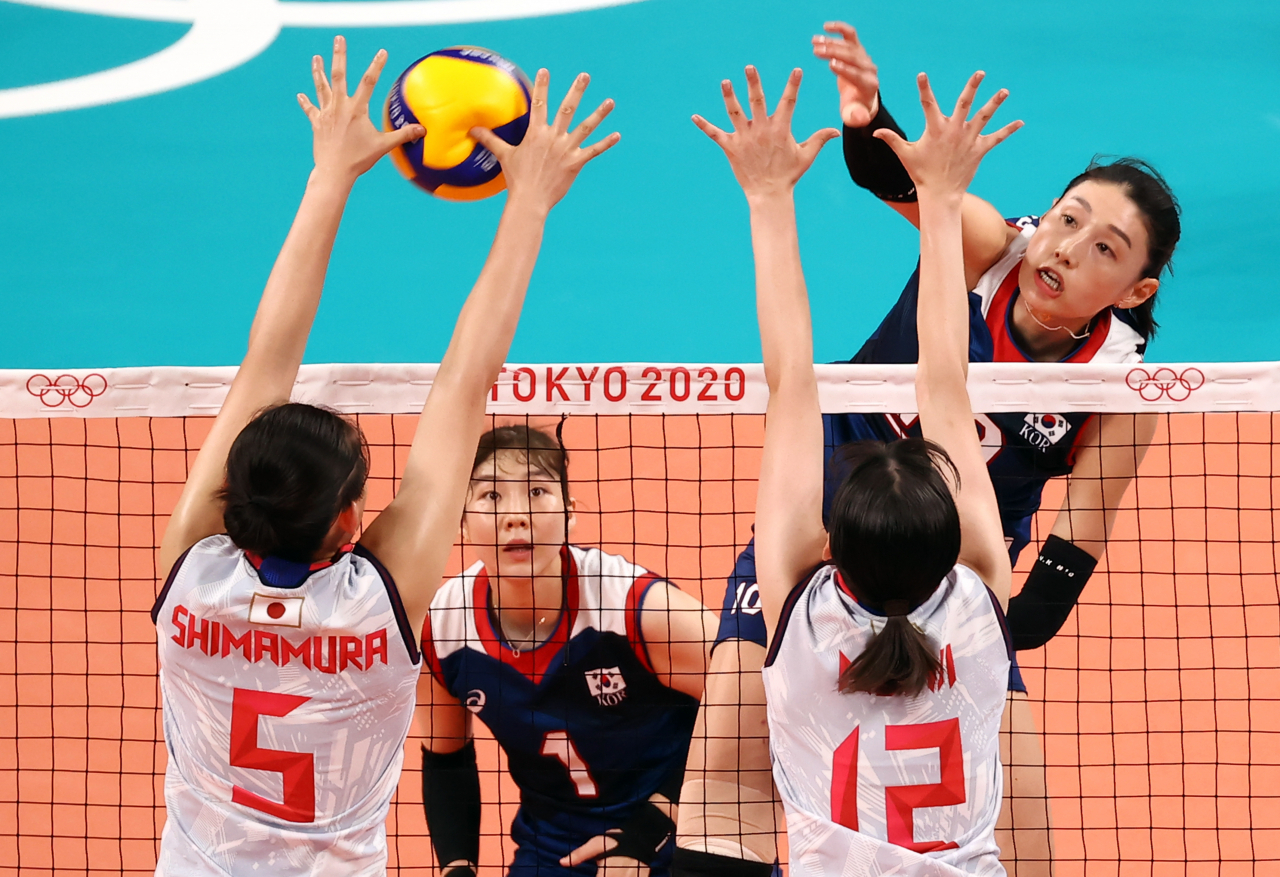 31일 일본 아리아케 아레나에서 열린 도쿄올림픽 여자 배구 A조 조별리그 한국과 일본의 경기. 김연경이 시마무라 하루요, 모미 아키를 피해 공격을 시도하고 있다. 연합뉴스
