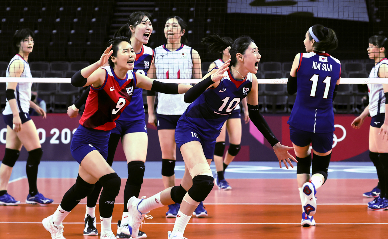 김연경 등 한국 여자배구 대표팀이 31일 일본 아리아케 아레나에서 열린 도쿄올림픽 여자 배구 A조 조별리그 일본전서 역전승을 거두고 8강행을 확정한 후 환호하고 있다. [연합]
