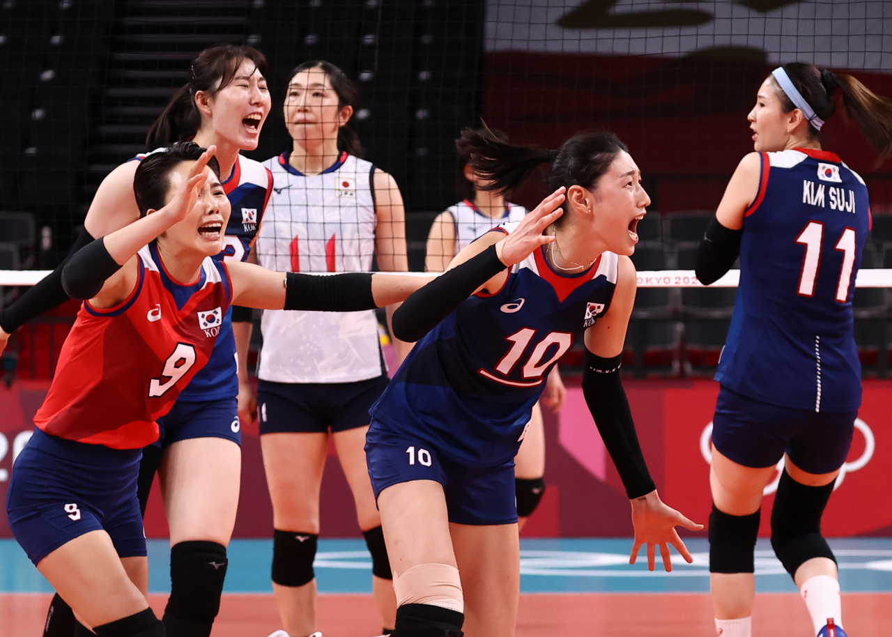 세트스코어 3대 2로 대한민국의 승리로 경기가 끝난 후 김연경이 포효하는 모습. [연합]