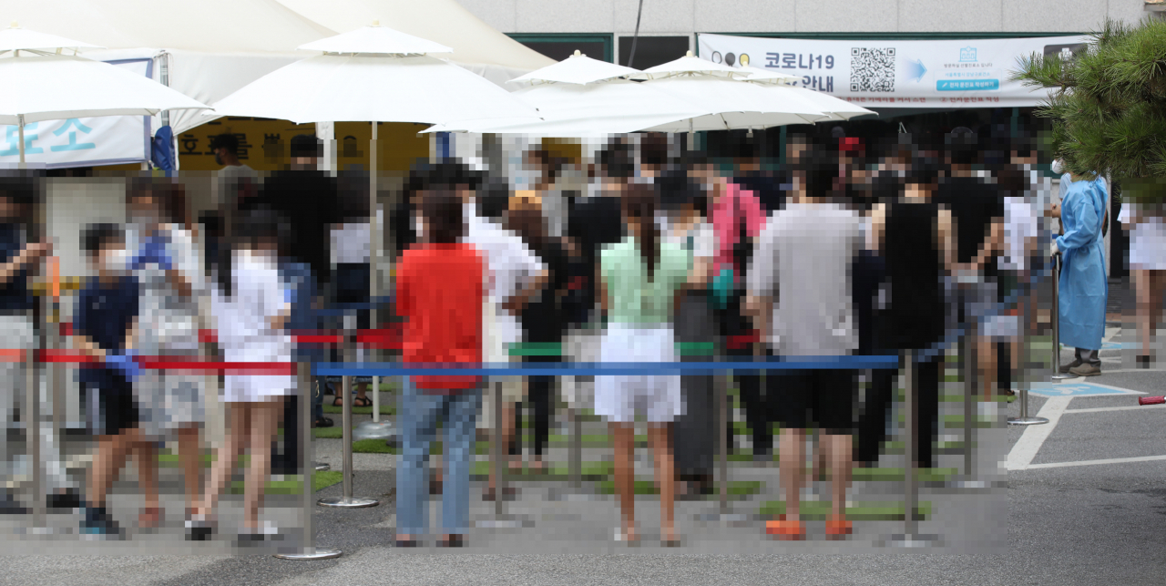 지난달 30일 오전 서울 강남구 보건소에 마련된 선별진료소를 찾은 시민들이 검사를 기다리고 있다. [연합]