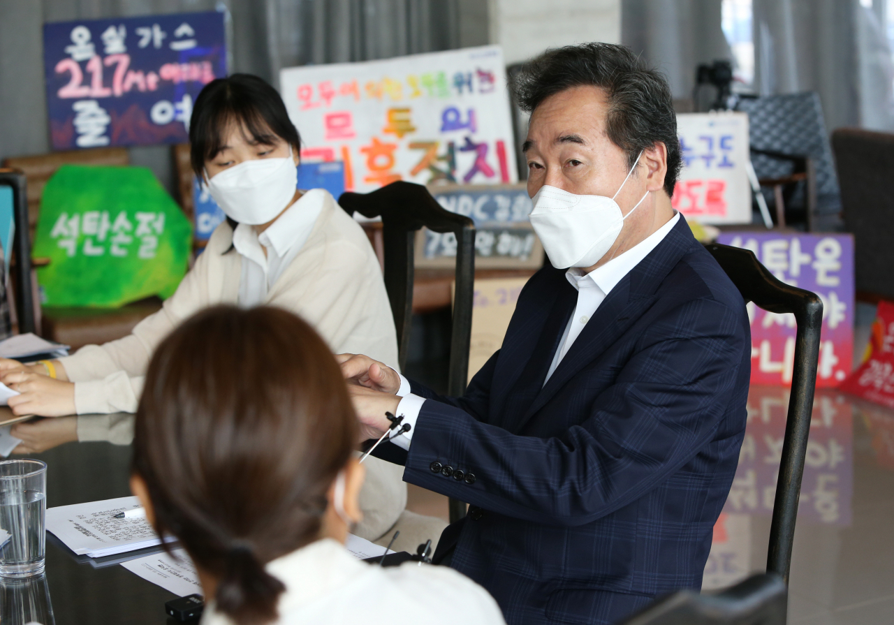 더불어민주당 대권주자인 이낙연 전 대표가 31일 인천시 중구 영종도 한 카페에서 청소년기후행동 회원들과 간담회를 하고 있다. [연합]