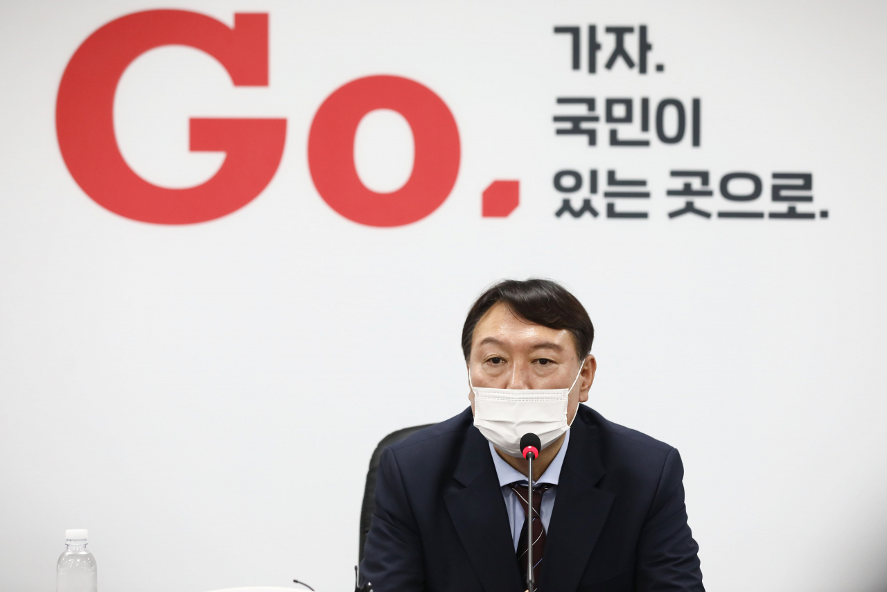 윤석열 대선 예비후보가 30일 오후 서울 여의도 국민의힘 당사에서 입당원서를 제출한 뒤 가진 기자회견에서 취재진들의 질문에 답하고 있다. [헤럴드경제=이상섭 기자]