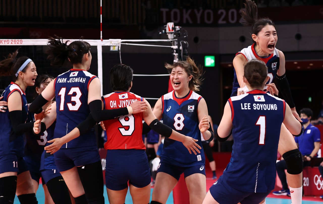 31일 일본 아리아케 아레나에서 열린 도쿄올림픽 여자 배구 A조 조별리그 한국과 일본의 경기. 세트스코어 3대 2로 승리한 한국 선수들이 기뻐하고 있다.[연합]