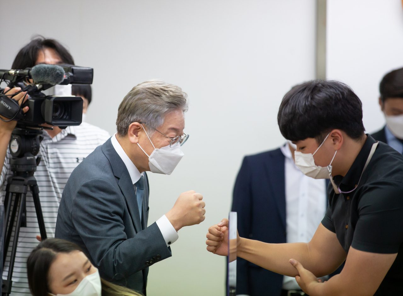 이재명 더불어민주당 대선 경선후보가 지난달 31일 민주당 경남도당 대회의실에서 '경남지역 청년간담회'를 열고 참석한 청년들과 인사하고 있다. [캠프 제공]