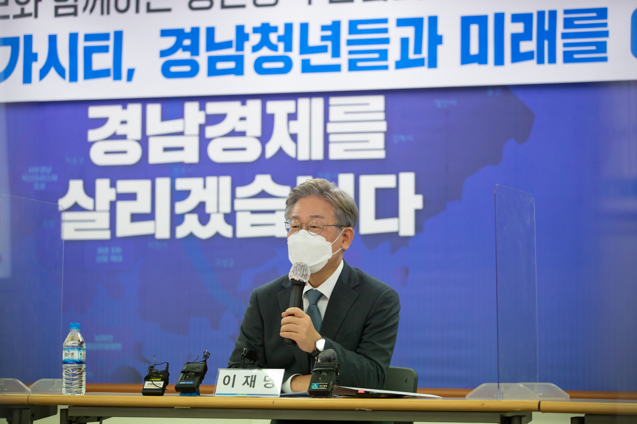 더불어민주당 대선주자인 이재명 경기지사가 지난달 31일 경남 창원시 민주당 경남도당에서 지역 대학생, 청년 기업인들과 청년정책 간담회를 하고 있다. [사진=이재명 캠프 측]