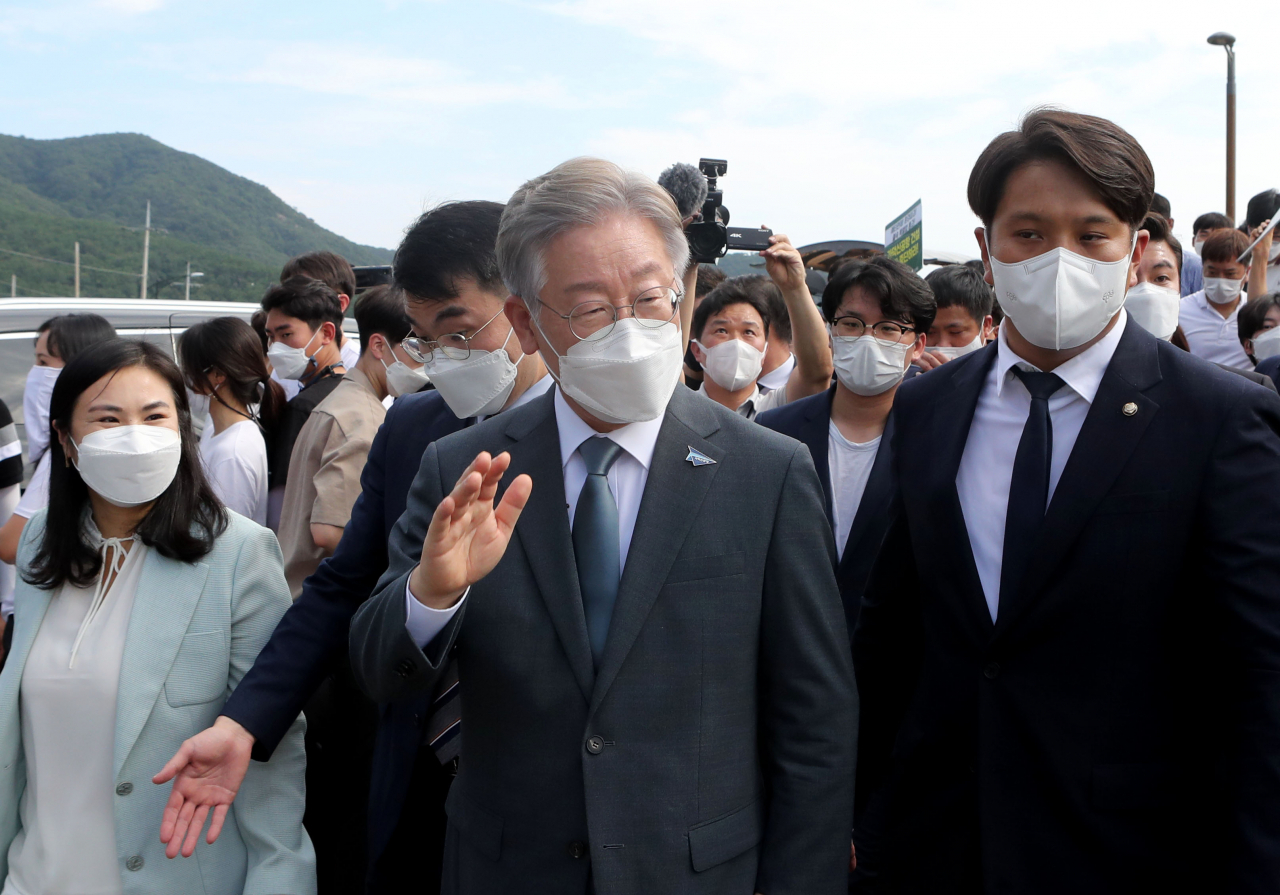 더불어민주당 대선 후보인 이재명 경기지사가 지난달 31일 부산 강서구 가덕도 신공항 예정지를 방문, 지지자들과 인사하면서 이동하고 있다. [연합]