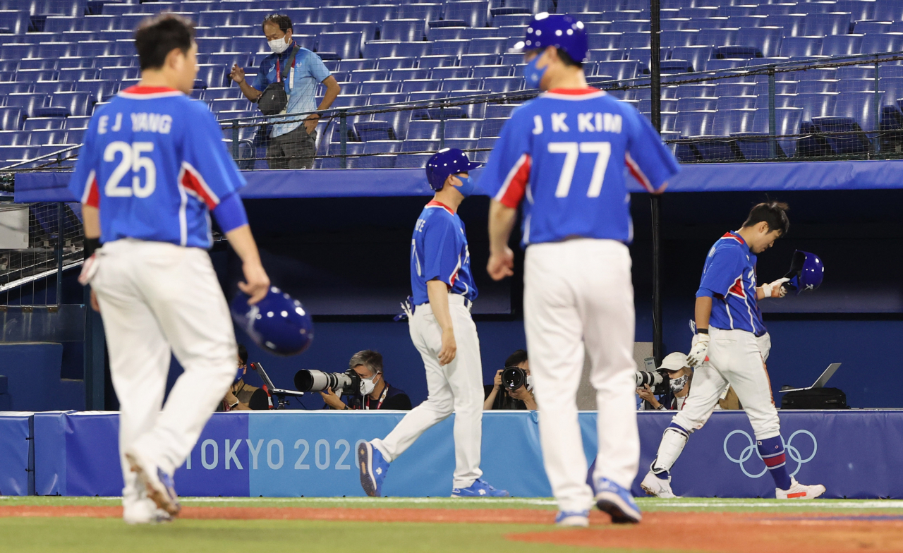 올림픽 야구 대표팀이 지난 31일 일본 요코하마 스타디움에서 열린 도쿄올림픽 야구 B조 예선 미국과의 경기에서 패한 뒤 아쉬워하고 있다. [연합뉴스 제공]