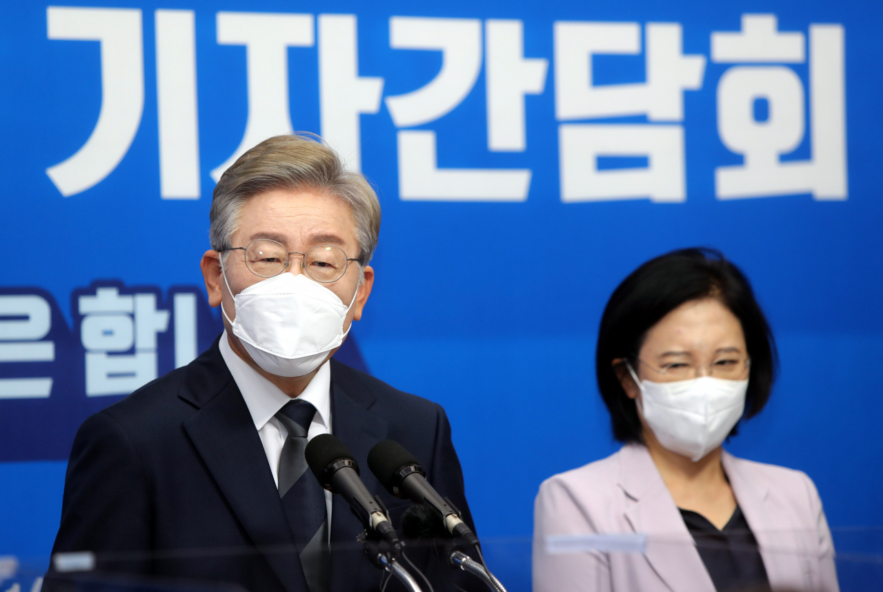 더불어민주당 대권 주자인 이재명 경기지사가 1일 전북도의회에서 열린 기자간담회에서 취재진 질문에 답하고 있다. 오른쪽은 더불어민주당 이수진 의원. [연합]