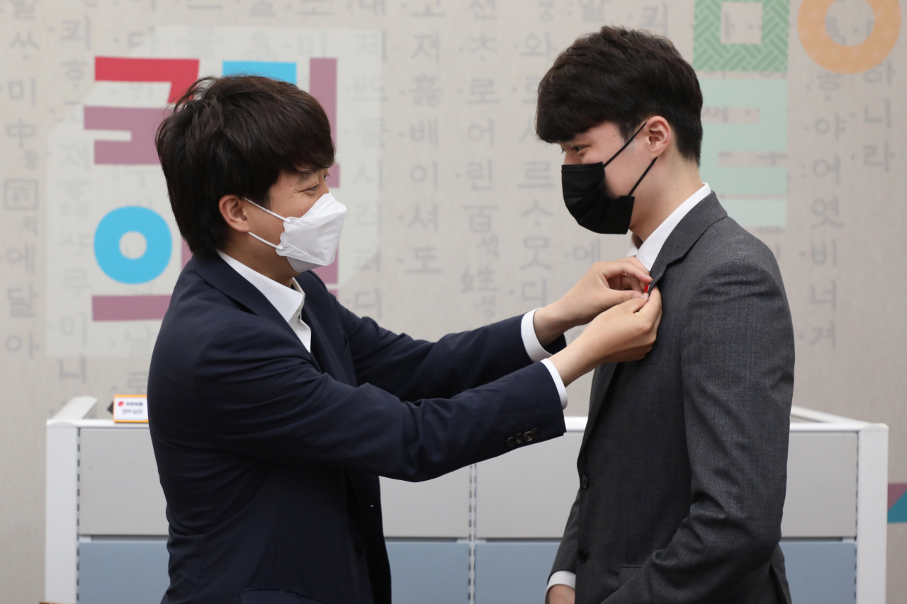 이준석 국민의힘 대표가 지난달 6일 오전 국회 당대표실에서 열린 신임 대변인단 티타임에서 양준우 대변인 내정자에게 당 배지를 달아주고 있다. 이상섭 기자/