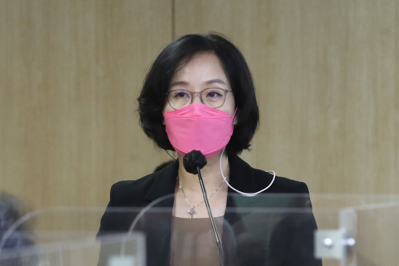 다주택 논란으로 물의를 빚은 김현아 서울주택도시공사(SH) 사장 후보자가 자진 사퇴했다. 김현아 후보자는 1일 사회관계망서비스에 올린 글에서 "SH 사장 후보자에서 사퇴한다"며 "나를 지지하고 비판하신 모든 국민께 죄송하다"고 밝혔다. 사진은 지난 달 27일 열린 인사청문회에 출석한 김현아 후보자. [연합뉴스 제공]