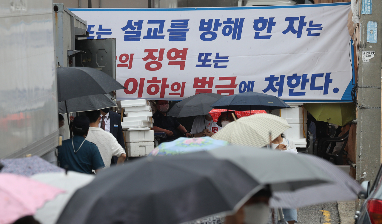 방역당국으로부터 대면예배 금지 명령을 받고도 이를 여러 차례 위반한 사랑제일교회가 1일 또 대면예배를 강행했다. 이날 오후 대면 예배를 마친 교인들이 교회를 나서고 있는 모습을 경찰과 구청 관계자들이 채증하고 있다. 구청 관계자는 체증 결과에 대해 서울시와 협의해 후속조치를 내릴 방침이라고 밝혔다. [연합]
