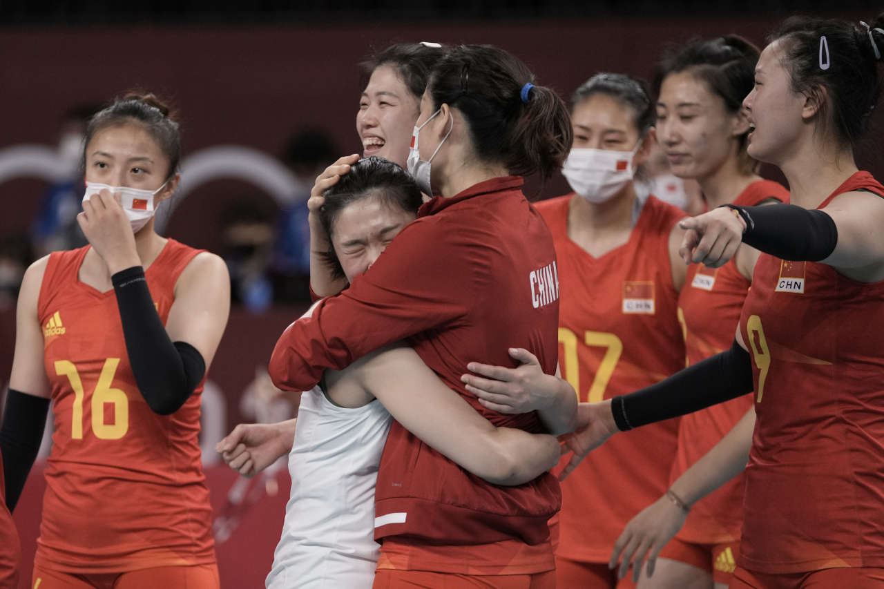 1일 2020 도쿄올림픽 여자배구 조별리그 이탈리와의 경기에서 3-0으로 이긴 뒤 포옹하는 중국 여자대표팀. [AP]