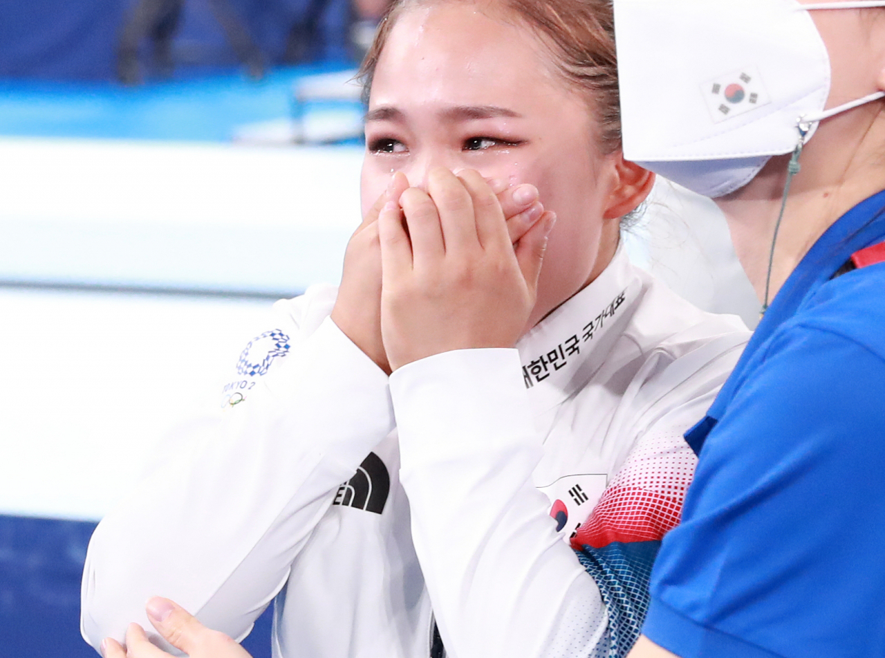 1일 오후 일본 아리아케 체조경기장에서 열린 도쿄올림픽 기계체조 여자 도마 결승전. 한국 여서정이 동메달을 획득한 뒤 눈물을 흘리고 있다. 연합뉴스