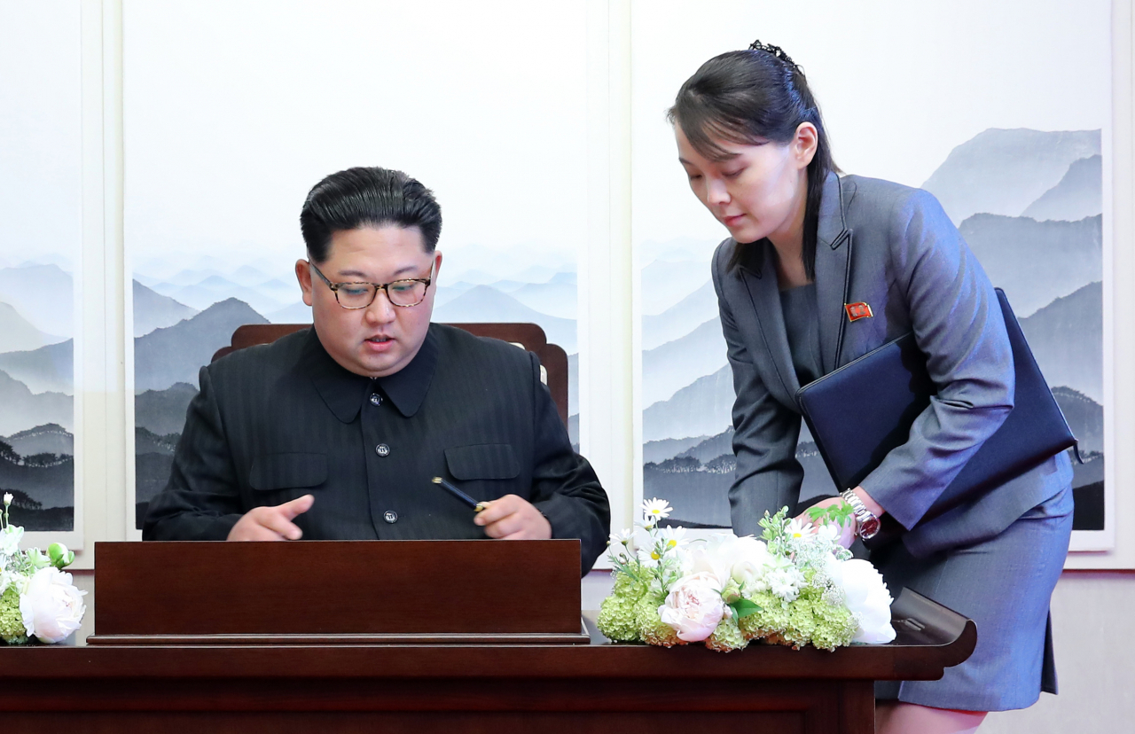 지난 2018년 4월 판문점선언에 서명하는 김정은 북한 국무위원장과 옆에서 보조하는 김여정 북한 노동당 부부장. [헤럴드DB]