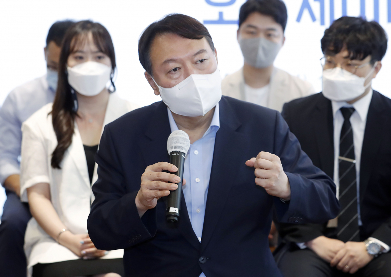 윤석열 대선 예비후보가 1일 오후 서울 여의도 하우스카페에서 열린 청년 싱크탱크 ‘상상23 오픈 세미나’에서 발언하고 있다. 연합뉴스