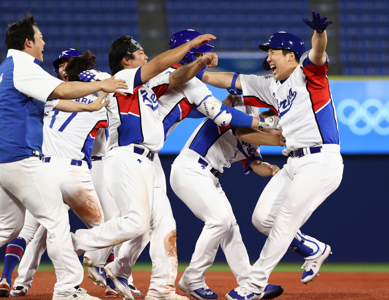 1일 일본 요코하마 스타디움에서 열린 도쿄올림픽 야구 한국과 도미니카공화국의 녹아웃 스테이지 경기. 9회말 2사 3루 김현수가 끝내기 안타를 친 뒤 환호하고 있다. 연합뉴스