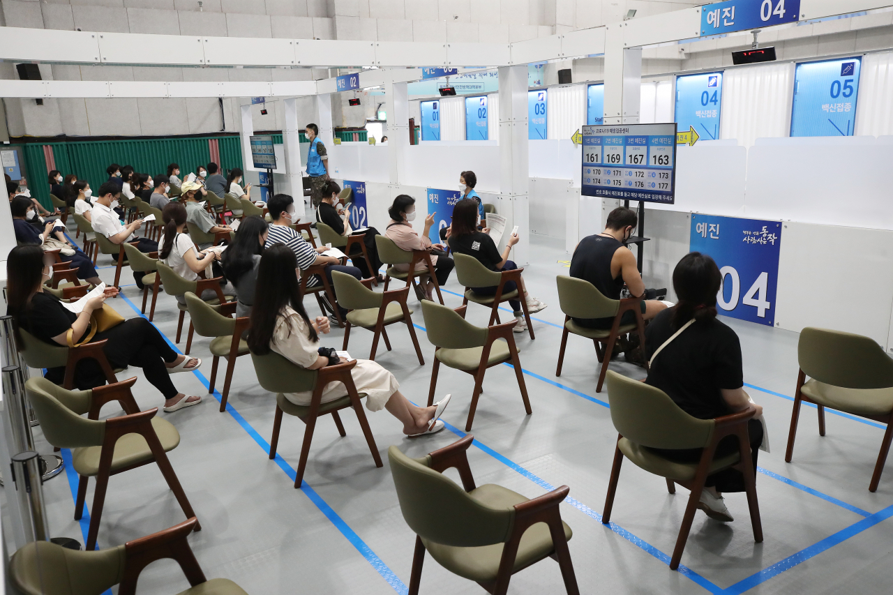 30일 코로나19 서울시 동작구 예방접종센터가 마련된 동작구민체육센터에서 시민들이 접종대기를 하고 있다. [연합]