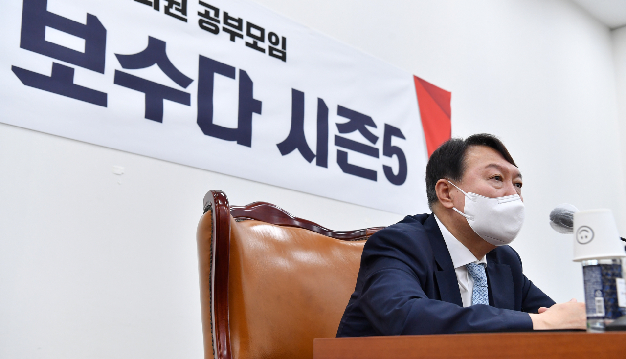 국민의힘에 입당한 윤석열 대선 예비후보가 2일 오전 서울 여의도 국회에서 열린 국민의힘 초선 공부모임 '명불허전 보수다 시즌5' 초청 강연에 참석해 강연을 하고 있다. [이상섭 기자/babtong@heraldcorp.com]