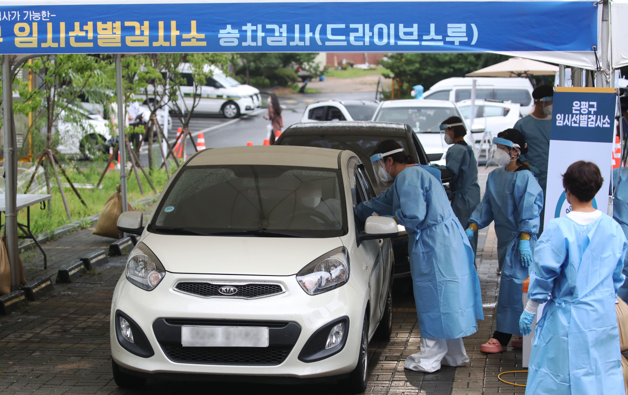 2일 오전 서울 은평구 드라이브스루 임시선별검사소에서 의료진이 검체 채취를 하고 있다. [연합]