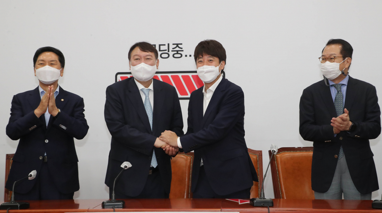 이준석 국민의힘 대표가 2일 오전 서울 여의도 국회에서 윤석열 대선 예비후보를 접견하며 손을 잡고 인사하고 있다. 왼쪽부터 김기현 원내대표, 윤석열 예비후보, 이준석 대표, 권영세 대외협력위원장. [헤럴드경제=이상섭 기자]