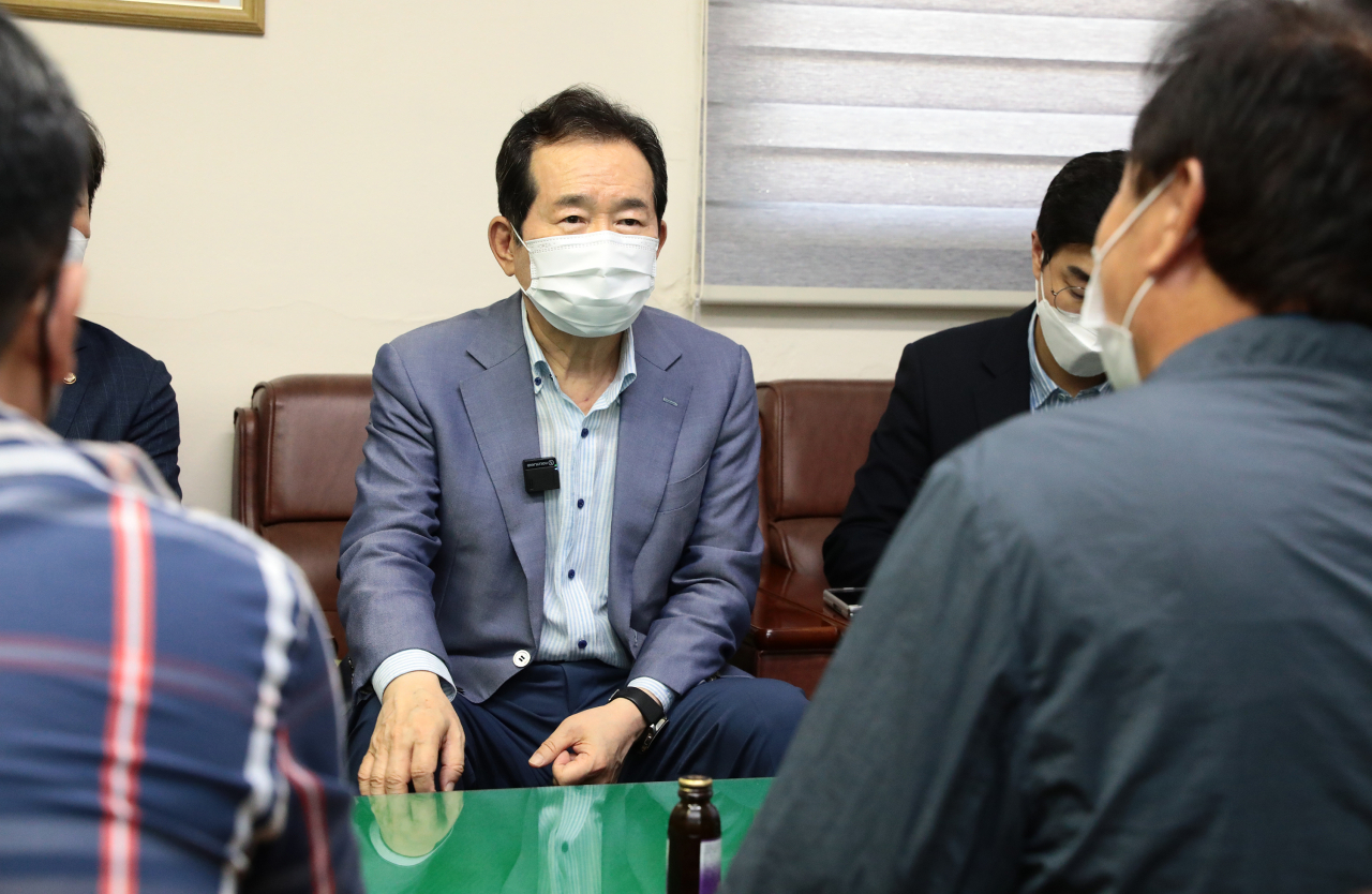 더불어민주당 대권주자인 정세균 전 국무총리가 지난달 31일 광주 서구 양동시장을 방문해 상인들과 대화하고 있다. [연합]
