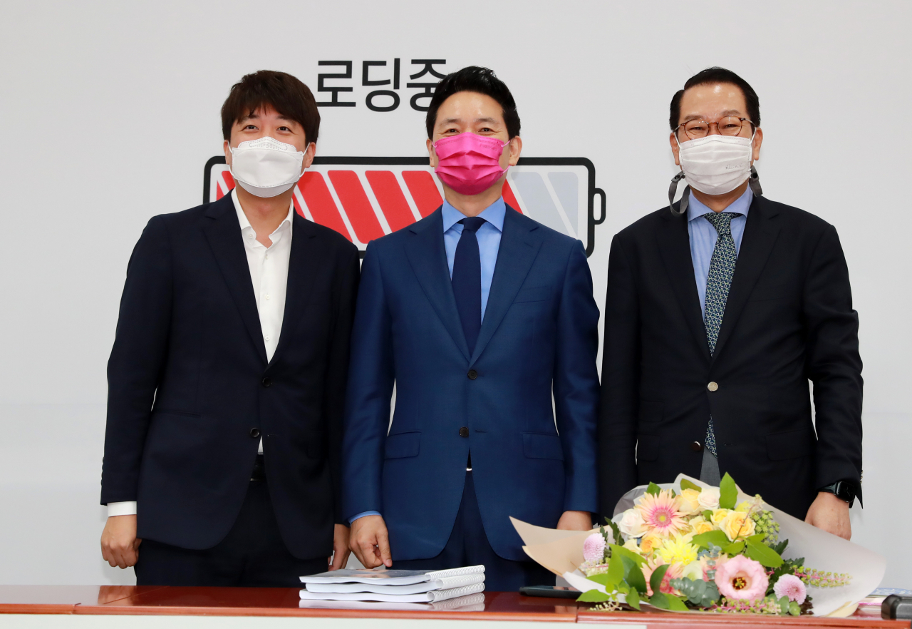 장성민 전 의원(가운데)이 2일 오전 서울 여의도 국회에서 열린 국민의힘 입당환영식에서 이준석 대표(왼쪽), 권영세 대외협력위원장과 함께 기념촬영을 하고 있다. 장 전 의원은 김대중 정부 시절 국정상황실장 등을 맡았다. [연합]