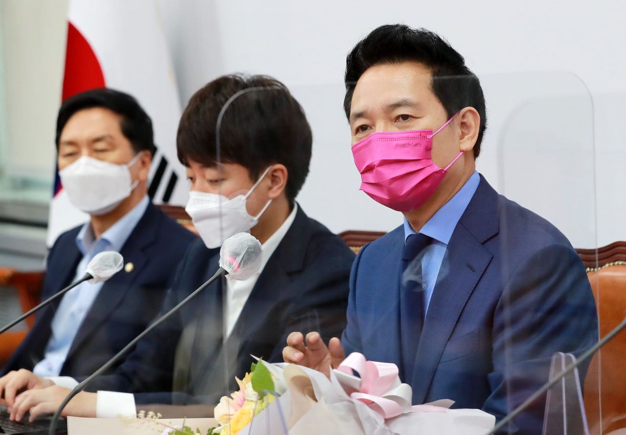 범야권 호남 출신 대권주자인 장성민 전 의원이 2일 오전 서울 여의도 국회에서 열린 국민의힘 입당 환영식에서 소감을 밝히고 있다. 장 전 의원은 김대중 정부 시절 국정상황실장 등을 맡았다. [연합]