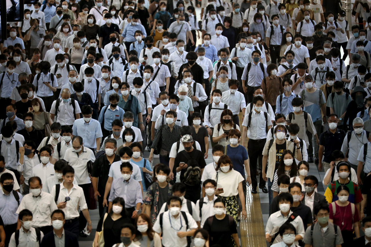 일본 도쿄의 시나가와역 인근에서 2일 아침 출근하는 사람들로 북적이고 있다. 일본에서는 전날 확진자가 나흘 연속 1만명을 넘었고, 이날 긴급사태 지역도 확대됐다. [로이터]