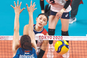 2일 김연경이 세르비아전에서 공격하고 있다. [연합]