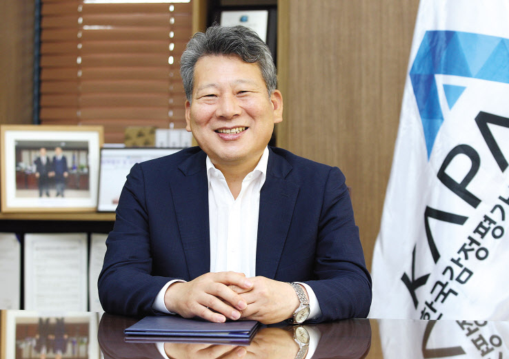 양길수 회장이 걸어온 길 ▷1965년 대구 동구 출생 ▷대구 덕원고 ▷고려대 농업경제학과 ▷감정평가사(10기) ▷평화재단 기획위원 ▷국세청 재산평가심의위원회위원 ▷기획재정부 공기업 경영평가단 위원 ▷하나감정평가법인 대표이사 ▷한국부동산연구원 이사장 ▷한국감정평가사협회 회장
