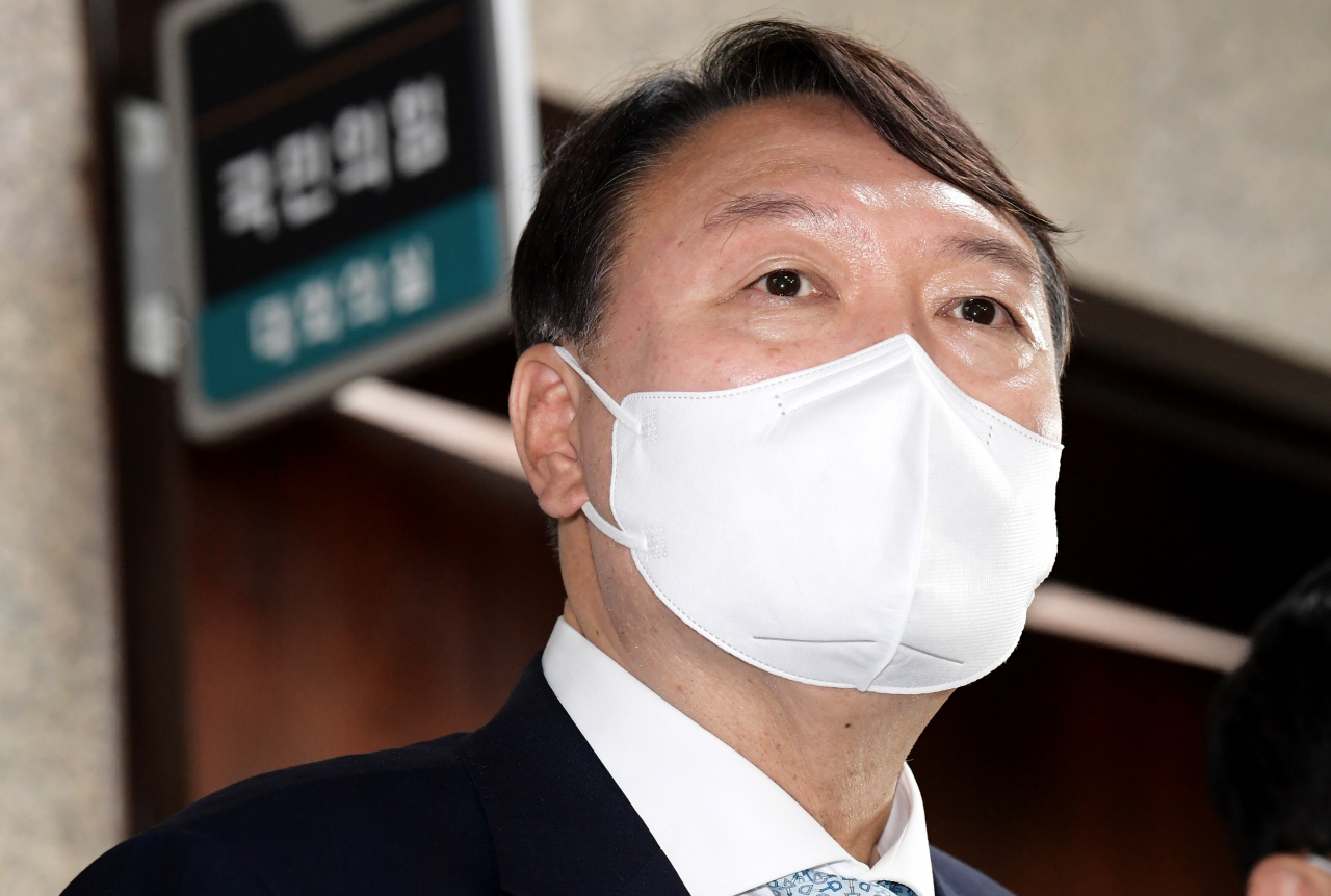 국민의힘 대선주자인 윤석열 전 검찰총장이 지난 2일 오전 서울 여의도 국회에서 이준석 당 대표와 김기현 원내대표 및 최고위원들을 예방한 뒤 취재진의 질문에 답하고 있다. [이상섭 기자/babtong@heraldcorp.com]