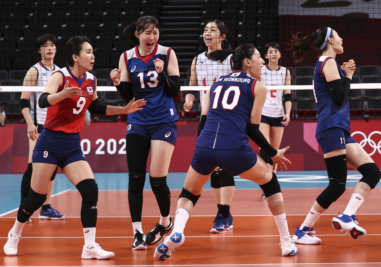 7월 31일 도쿄올림픽 여자 배구 A조 조별리그 한국과 일본의 경기 중 한국팀 박정아가 팀을 승리로 이끈 후 기뻐하고 있다. 이날 지상파 3사의 배구 경기 시청률은 경기 막바지인 5세트 일부만을 중계했는데도 25.7%로, 축구 경기 중계보다 높았다. [연합]