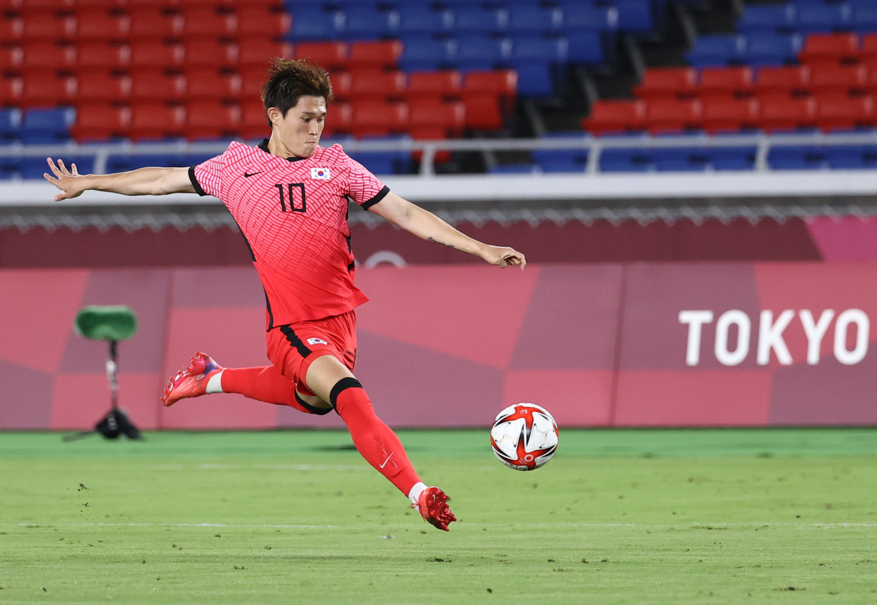 7월 31일 요코하마 국제경기장에서 열린 도쿄올림픽 남자축구 8강전 대한민국과 멕시코의 경기 중 한국팀 이동경이 골대를 향해 힘차게 공을 차고 있다. [연합]