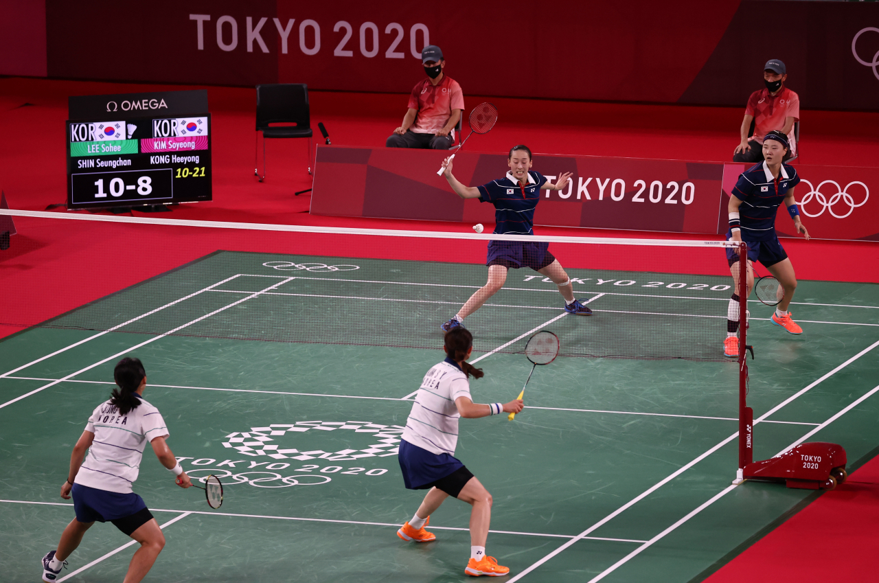 2일 일본 무사시노노모리 종합 스포츠플라자에서 배드민턴 여자 복식 동메달 결정전 대한민국 이소희-신승찬과 김소영-공희용 경기가 열리고 있다. [연합]