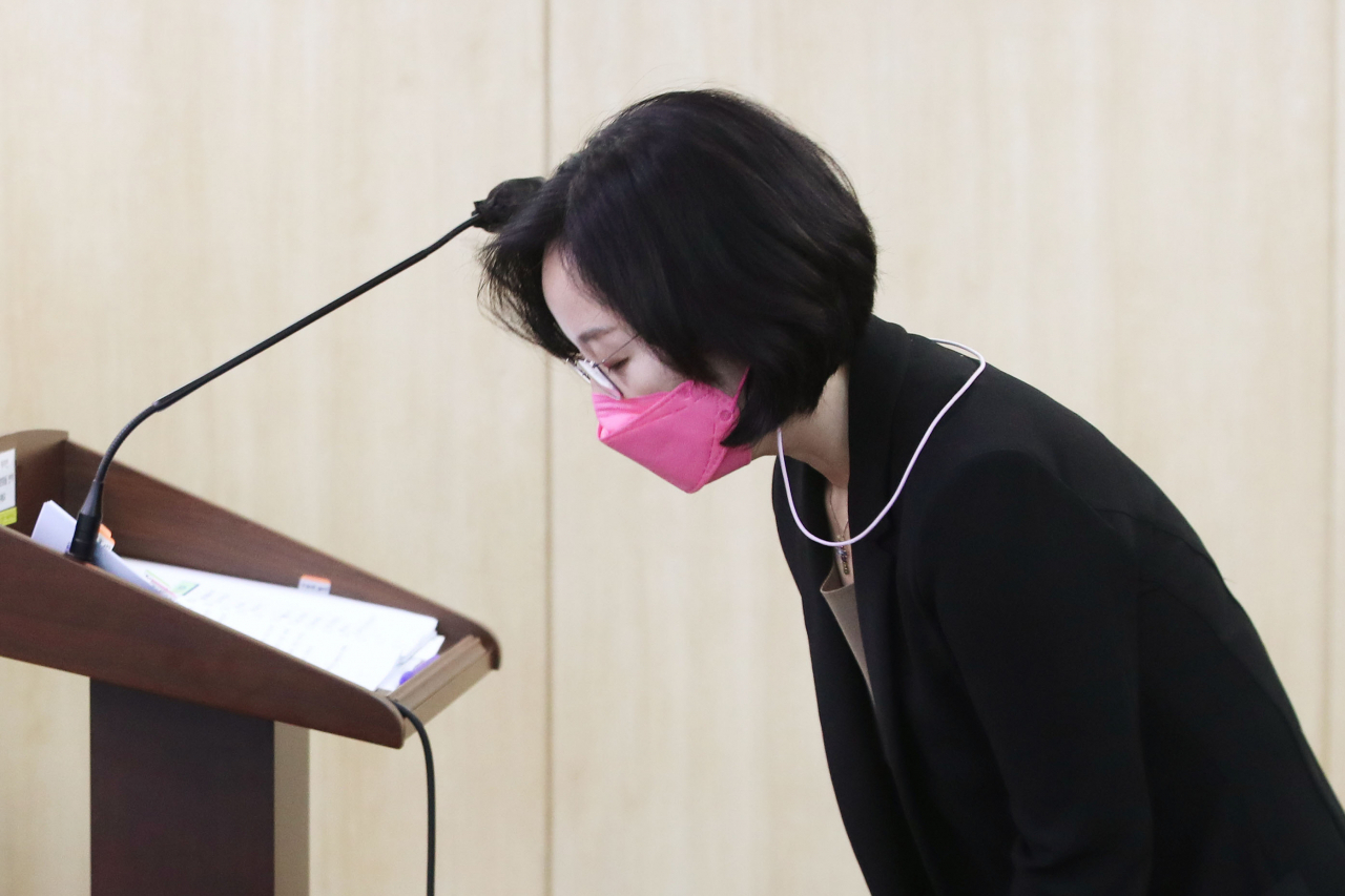 다주택 논란으로 물의를 빚은 김현아 서울주택도시공사(SH) 사장 후보자가 자진 사퇴했다. 김 후보자는 1일 사회관계망서비스(SNS)에 올린 글에서 "SH 사장 후보자에서 사퇴한다"며 "나를 지지하고 비판하신 모든 국민께 죄송하다"고 밝혔다. 지난달 27일 열린 인사청문회에 출석한 김현아 후보자가 청문회에 앞서 인사하고 있다. [연합]