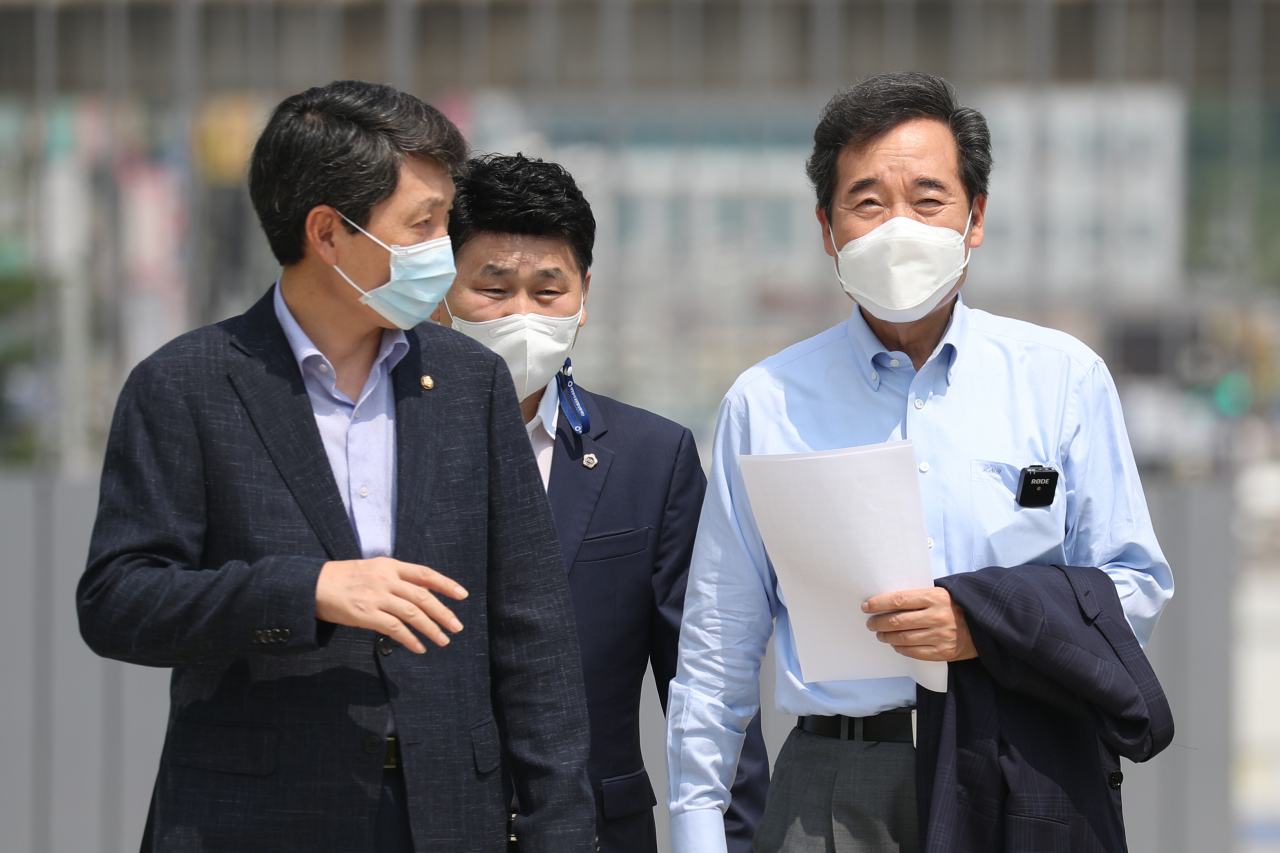 더불어민주당 대권주자인 이낙연 전 대표(오른쪽)가 지난달 30일 경기도 의정부시 신곡동 경기도북부청사 앞 평화광장에서 국가균형발전 및 경기도 분도 관련 좌담회 자리로 이동하면서 더불어민주당 김민철 의원과 대화를 나누고 있다. [연합]