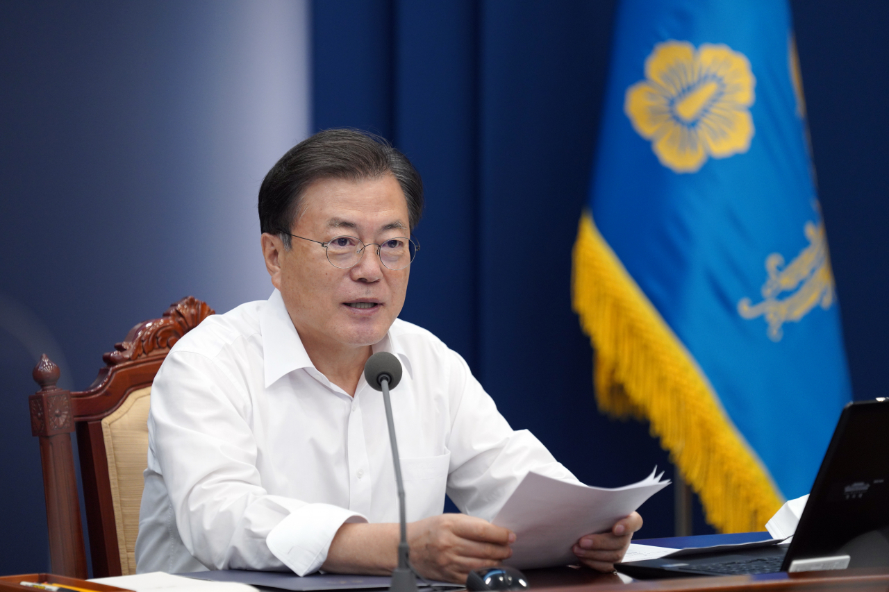 문재인 대통령이 2일 청와대에서 열린 수석·보좌관 회의에서 발언하고 있다. [연합]