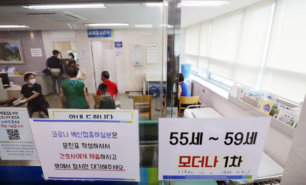 Photo shows a clinic in northern Gwangju, where first doses of Moderna’s COVID-19 vaccine are being offered to 55- to 59-year-olds. People in this age cohort became eligible for their first COVID-19 shots on Monday. (Yonhap)