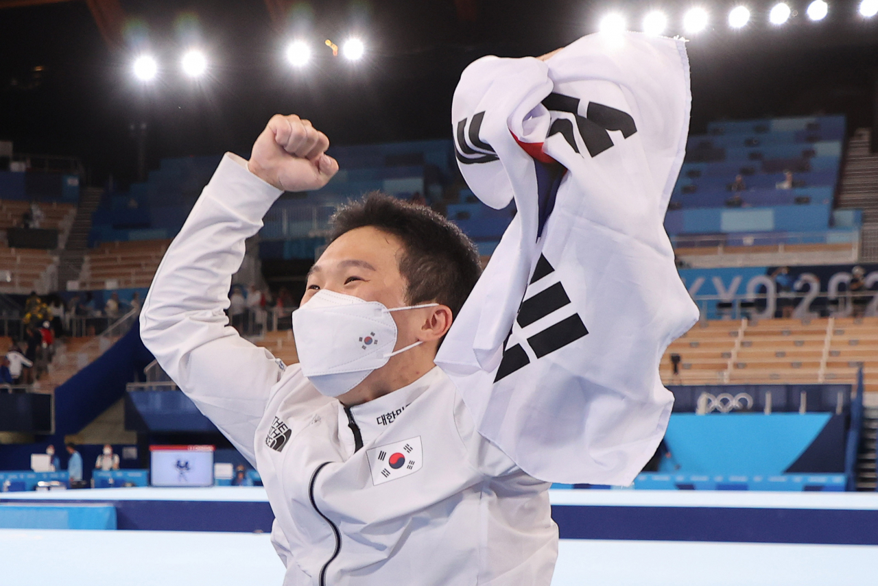 2일 일본 아리아케 체조경기장에서 열린 도쿄올림픽 남자 기계체조 도마 결선에서 금메달을 획득한 신재환이 태극기를 흔들며 환호하고 있다. [연합]