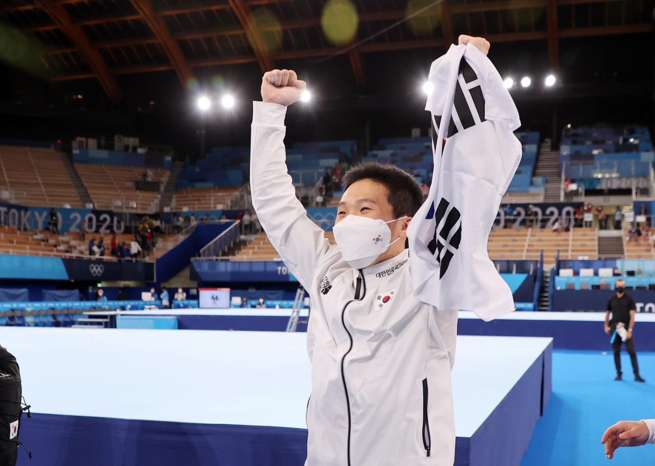 2일 일본 아리아케 체조경기장에서 열린 도쿄올림픽 남자 기계체조 도마 결선에서 금메달을 획득한 신재환이 환호하고 있다. 연합뉴스