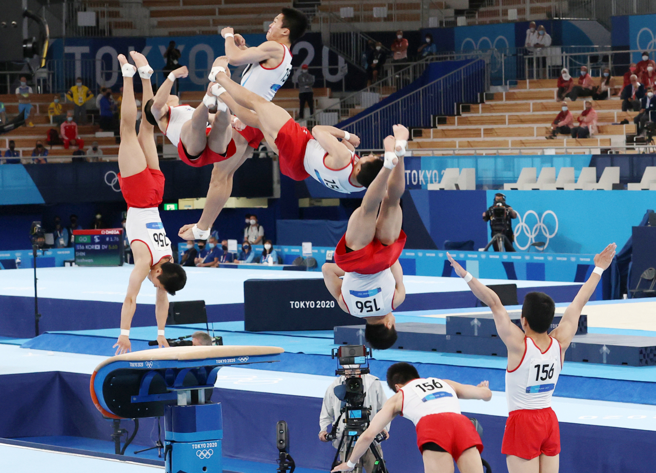 2일 일본 아리아케 체조경기장에서 열린 도쿄올림픽 남자 기계체조 도마 결선에서 신재환이 2차시기 연기를 하고 있다. [연합]